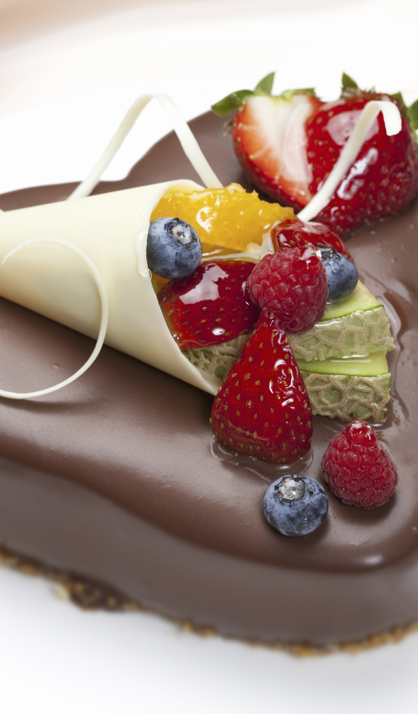 Аппетитный торт в шоколаде с ягодами в форме сердца