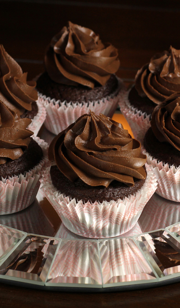 Аппетитные шоколадные капкейки на блюде 