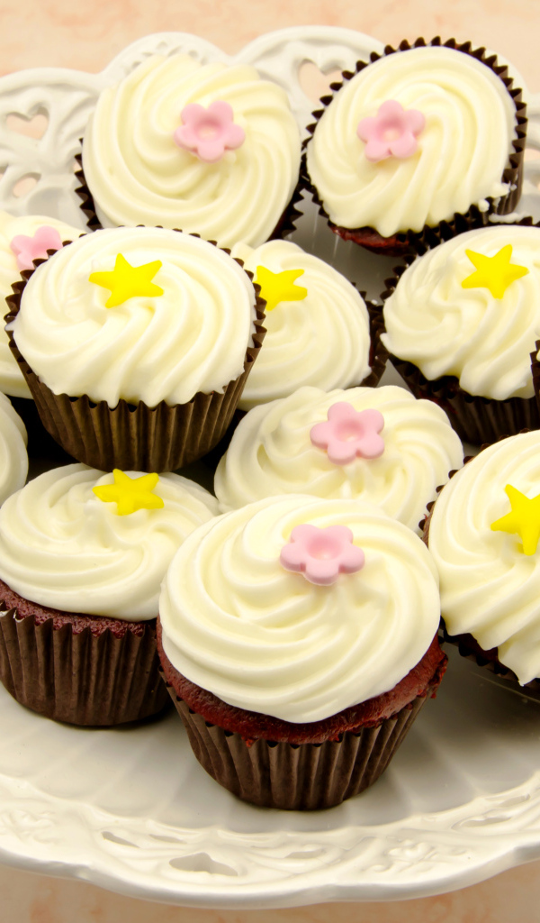 Аппетитные шоколадные капкейки с ванильным кремом