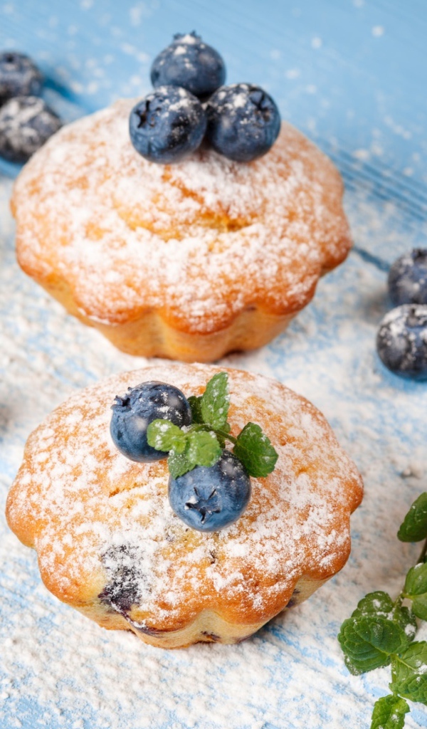 Аппетитные кексы с сахарной пудрой и ягодами черники