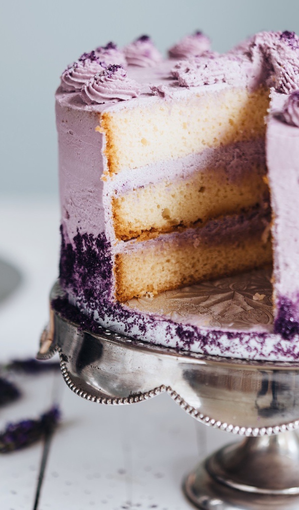 Аппетитный праздничный торт сиреневого цвета