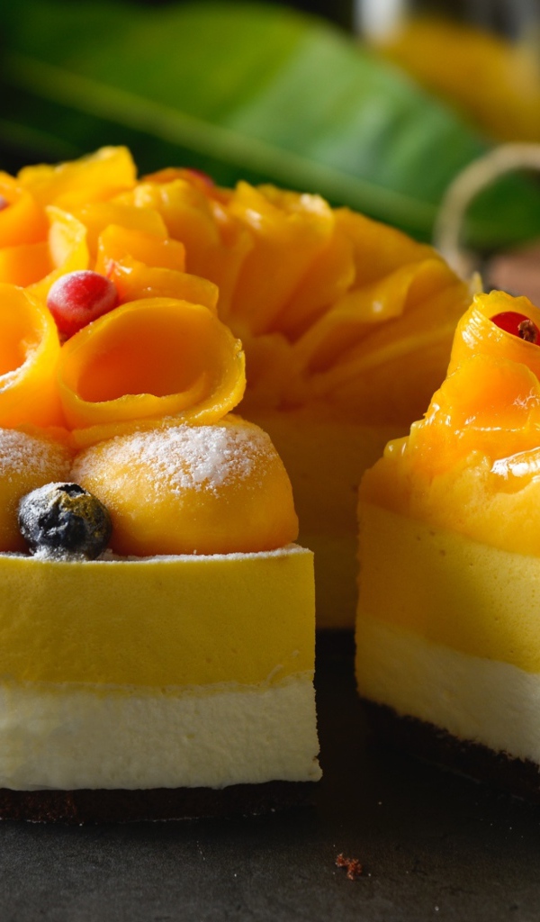 Аппетитный праздничный торт с персиками