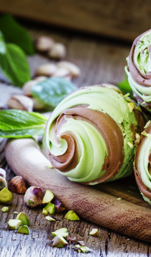 Аппетитное мятно - фисташковое мороженое 