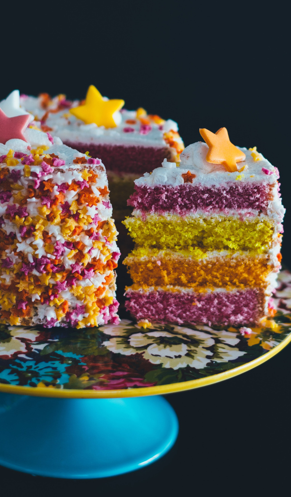 Аппетитный разноцветный торт со звездочками 