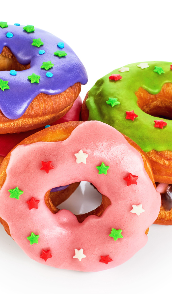 Аппетитные разноцветные пончики на белом фоне