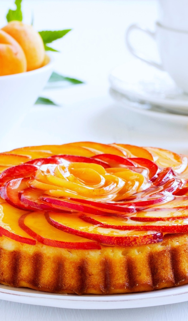 Аппетитный пирог из нектаринов на столе