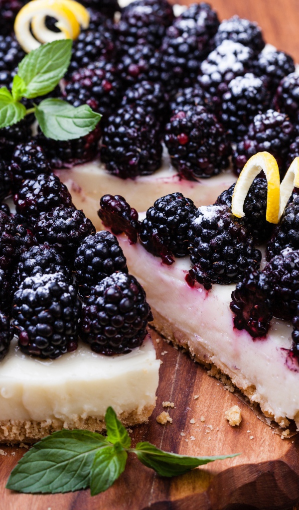 Аппетитный пирог со свежей ежевикой 