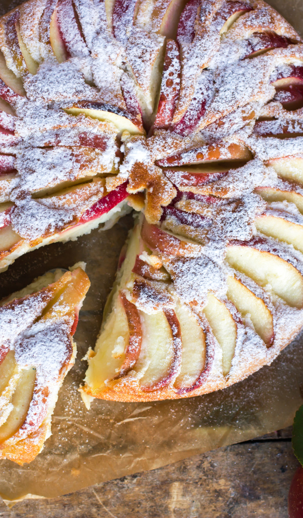 Аппетитный пирог с красными яблоками и сахарной пудрой