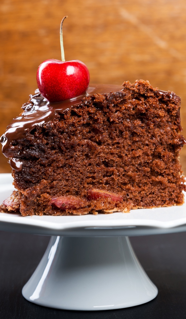 Аппетитный кусок пирога с шоколадом и ягодой черешни