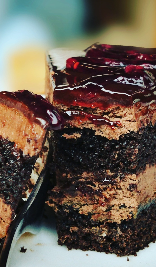 Аппетитный кусок торта с джемом