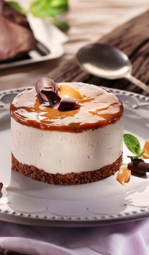 Аппетитный сладкий десерт с карамелью 