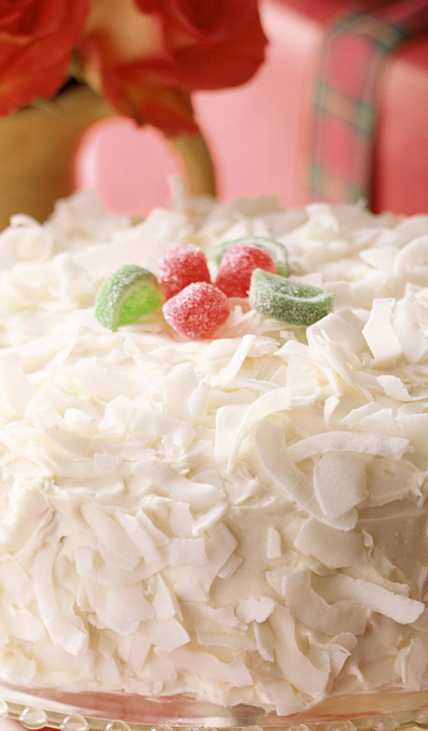 Аппетитный белый торт с мармеладом и стружкой