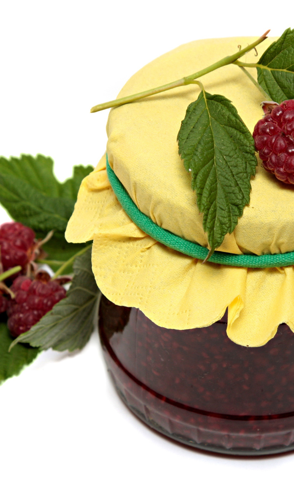 Банка малинового джема со свежей малиной на белом фоне