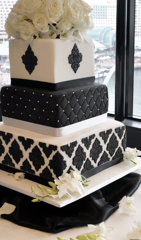 Красивый большой черно-белый свадебный торт
