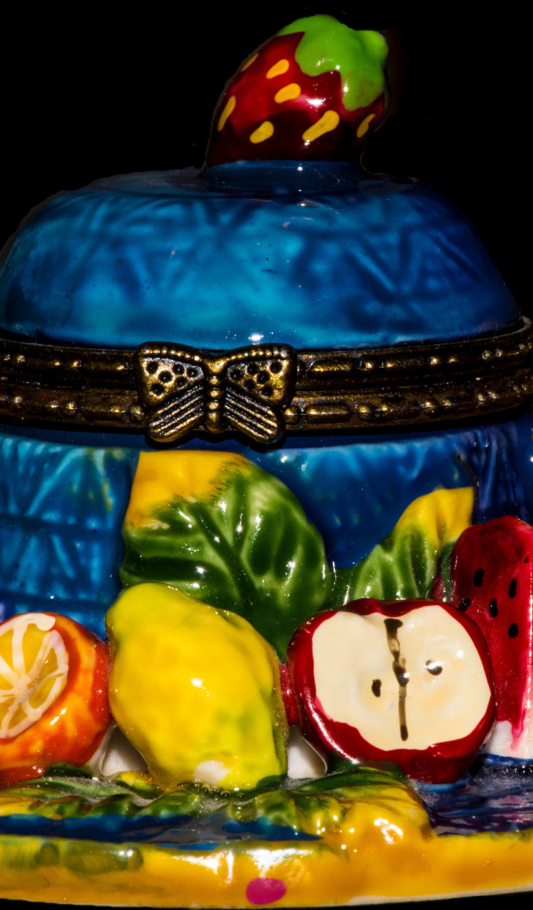 Красивый торт в виде чайника на черном фоне 