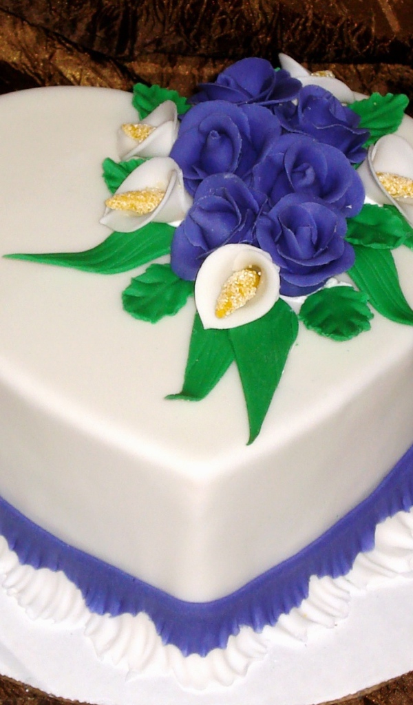 Красивый торт в форме сердца украшен цветами