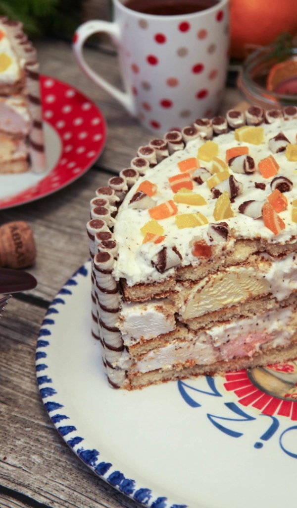 Красивый зефирный торт на праздничном столе 