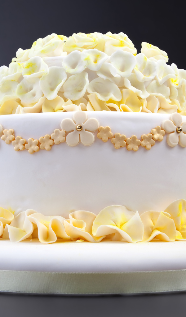 Красивый белый свадебный торт