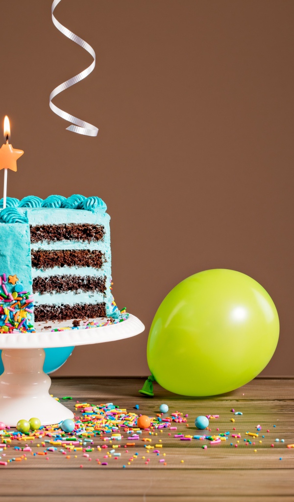 Торт на день рождения с одной свечкой и воздушными шарами