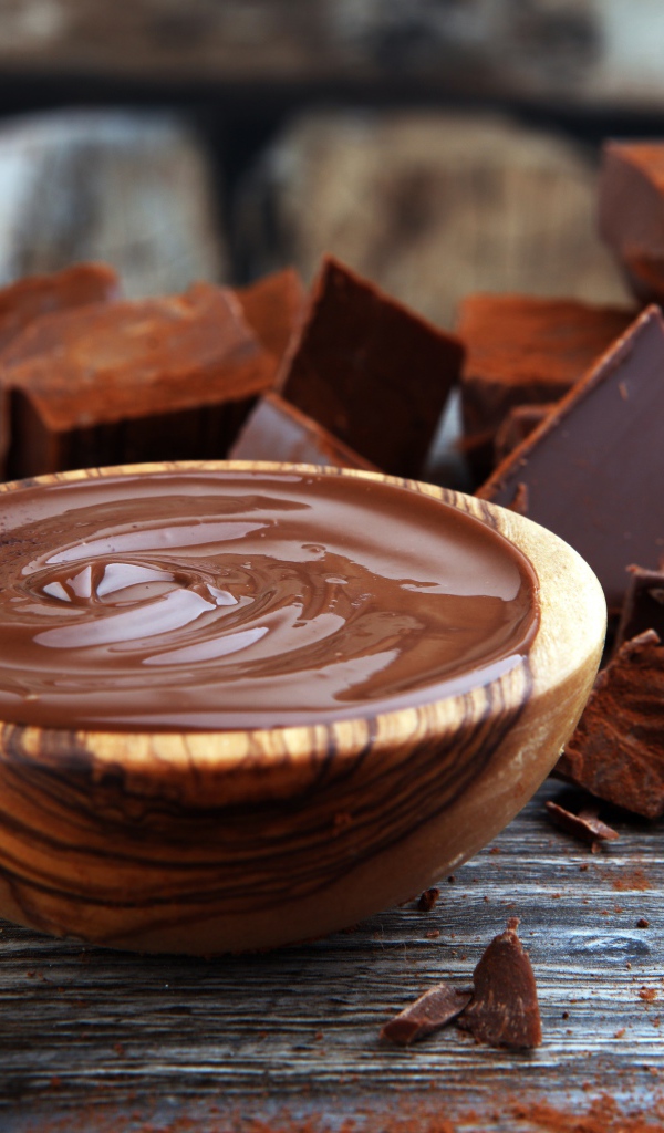 Черный шоколад с шоколадной пастой на столе