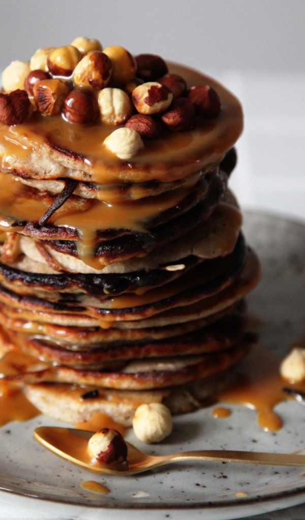 Гречневые оладьи с лесными орехами и сиропом