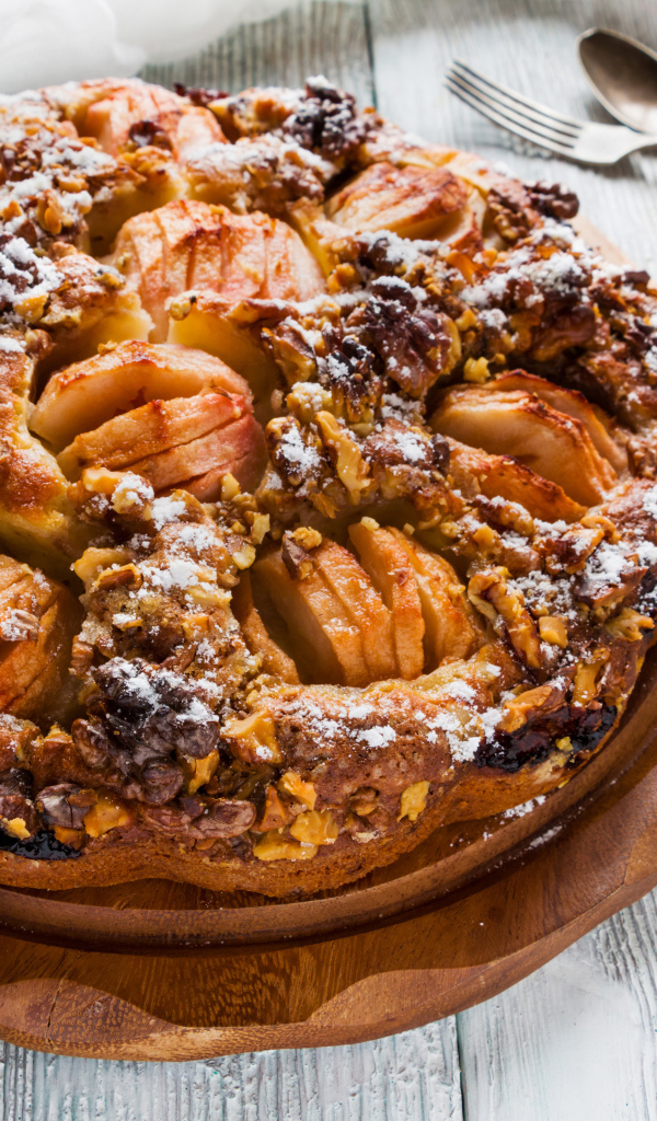 Пирог с яблоками и орехами на столе