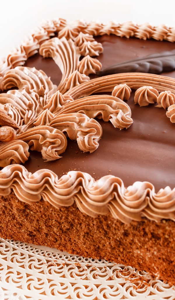 Торт с масляным кремом и миндальными орехами