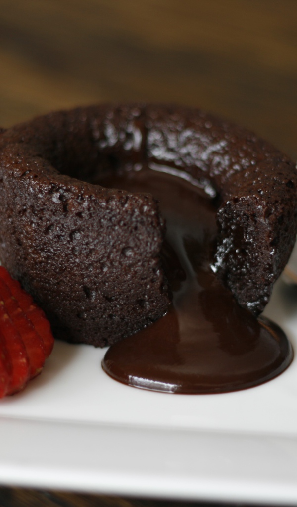 Пирожное с шоколадом и свежей клубникой