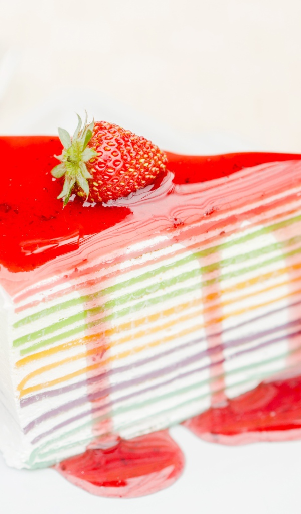 Торт с разноцветными коржами и клубничным джемом