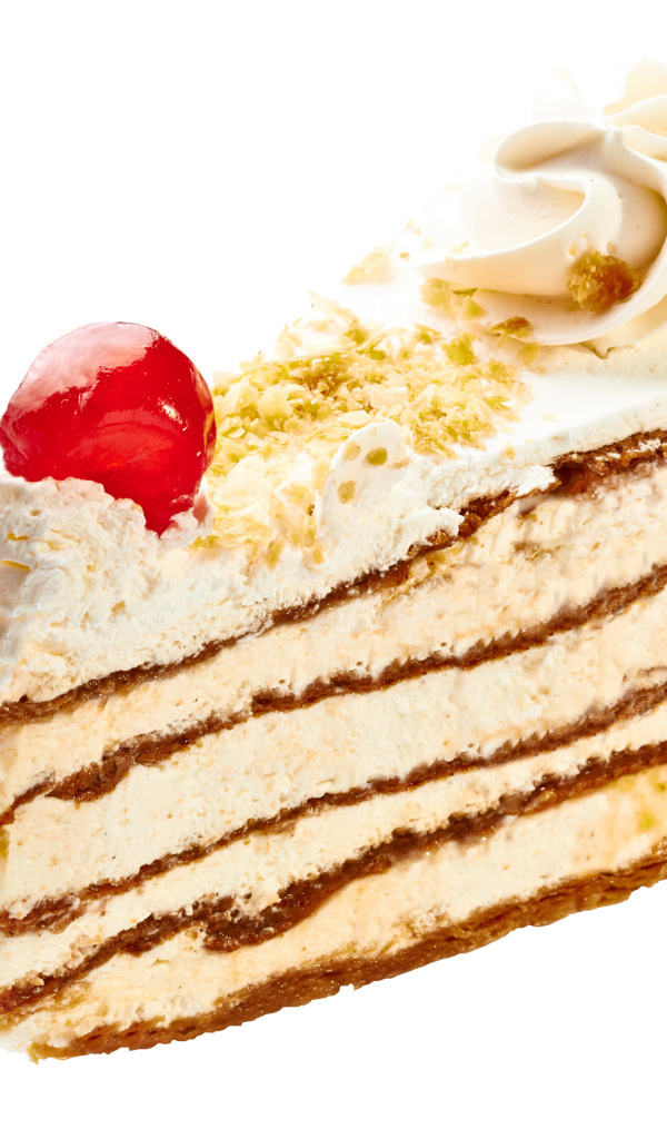 Пирожное с кремом и вишней на белом фоне