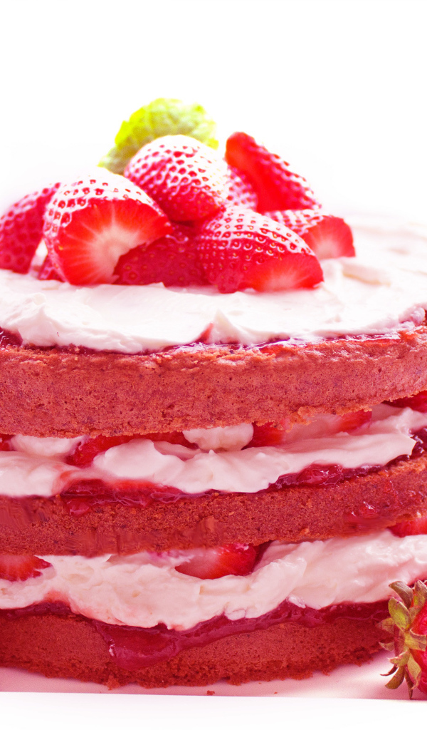 Пирожное с кремом и свежей клубникой 