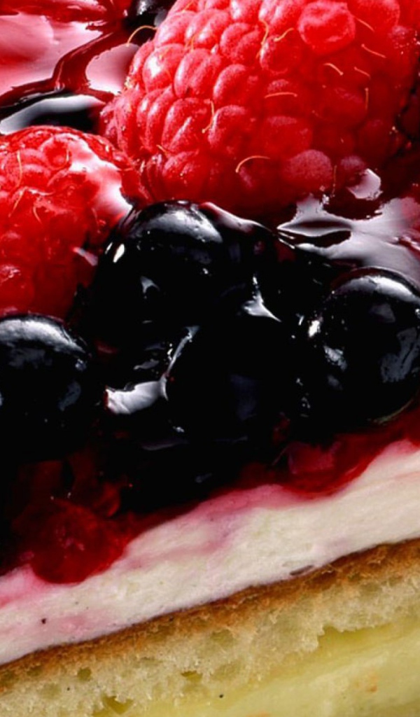 Пирог с суфле и ягодами смородины, малины и клубники