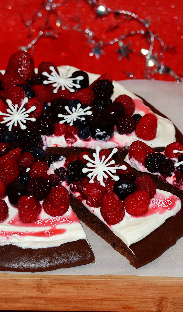 Праздничный пирог с ягодами на деревянной доске