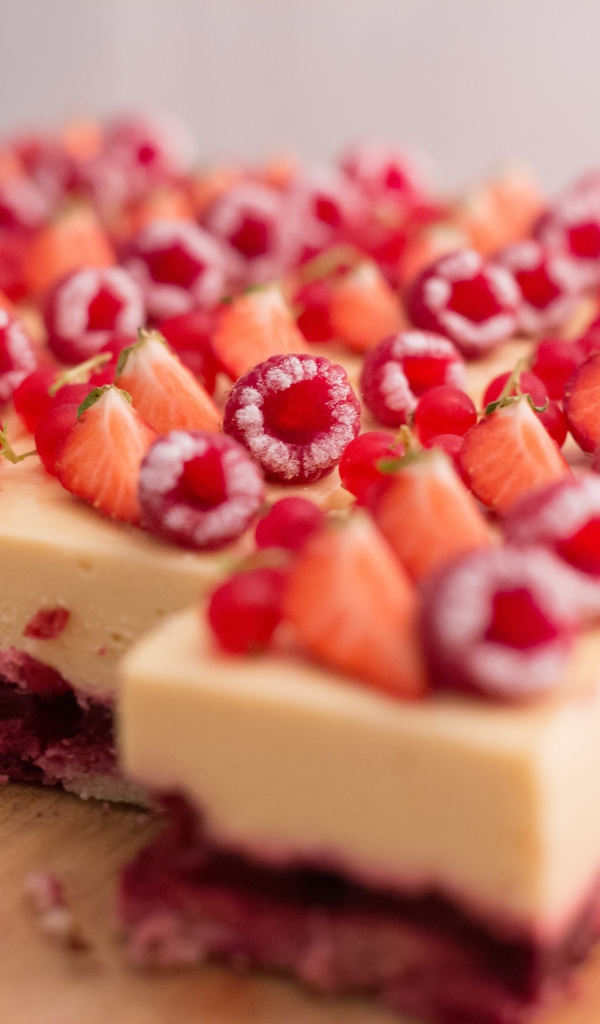 Пирожное чизкейк с ягодами малины и клубники