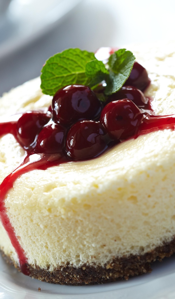 Чизкейк с вишневым вареньем и листьями мяты
