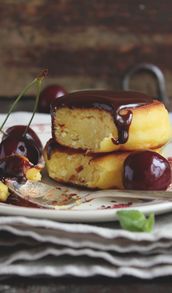 Сырники с шоколадом и вишнями