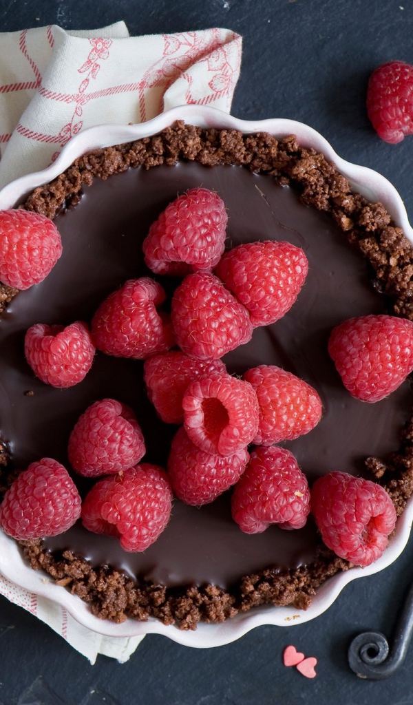 Шоколадный торт со свежей малиной 