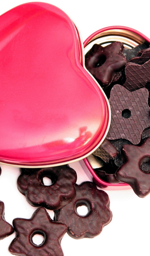 Шоколадное печенье в розовой коробке в форме сердца