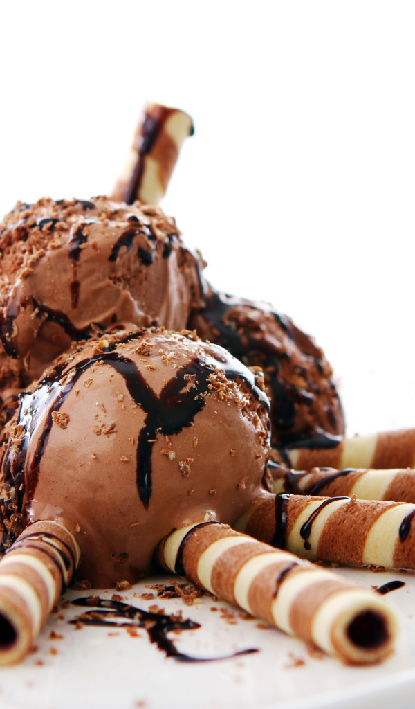 Шоколадное мороженое с трубочками на белом фоне