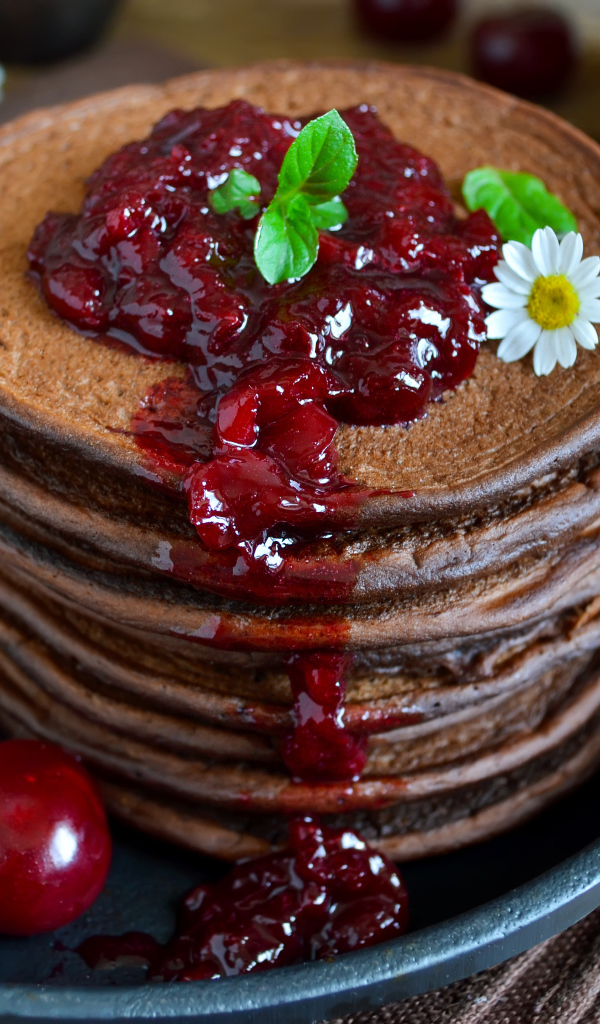 Шоколадные панкейки с вишней 