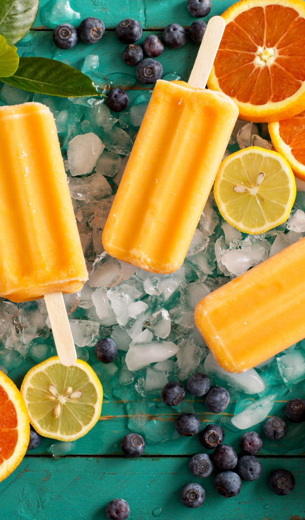 Цитрусовое мороженое на палочке со свежими фруктами