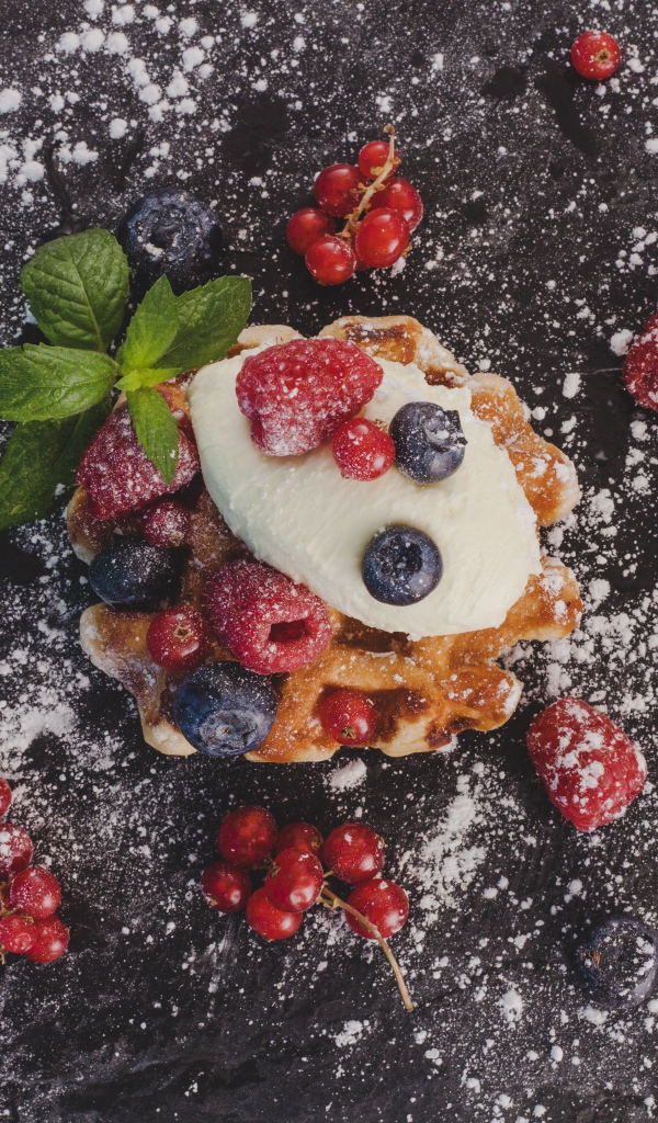 Печенье с кусочком мороженого, ягодами и сахарной пудрой