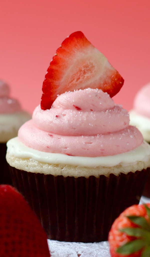 Кексы с клубничным кремом и свежей клубникой