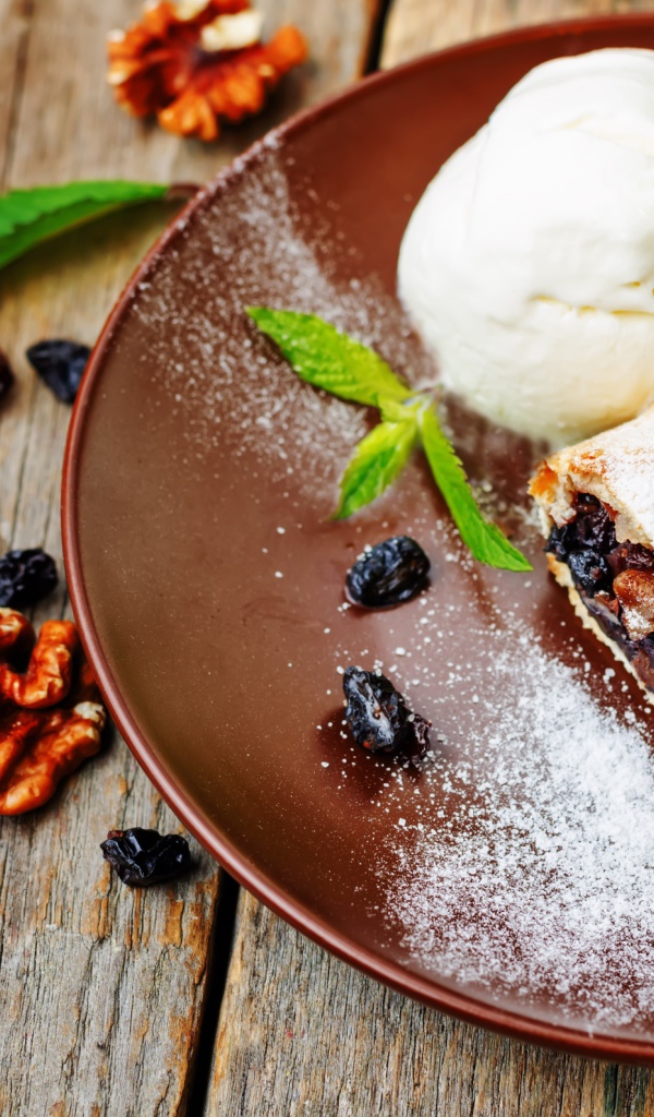 Вкусное печенье с изюмом и мороженое 