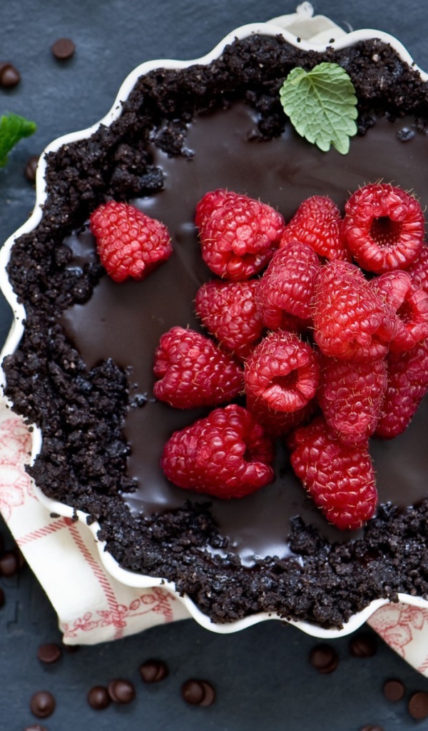 Вкусный торт со свежей малиной 