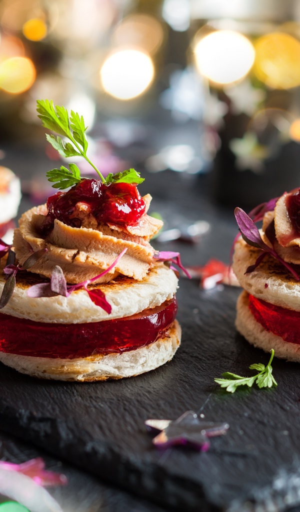 Вкусный десерт с мармеладом и кремом