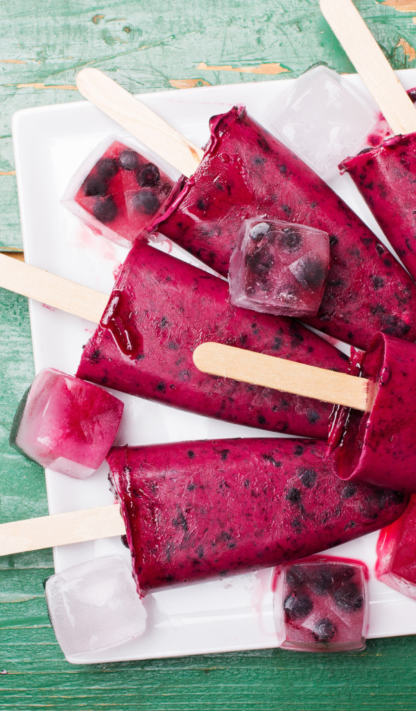 Вкусное фруктовое виноградное мороженое со льдом