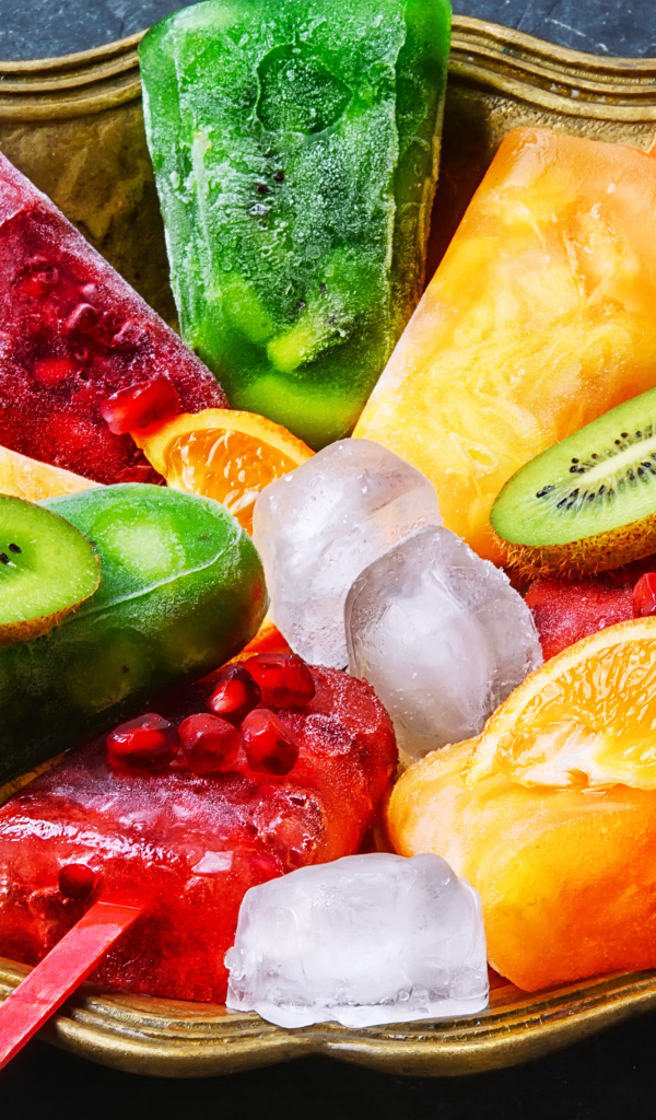 Вкусное фруктовое мороженое на палочке