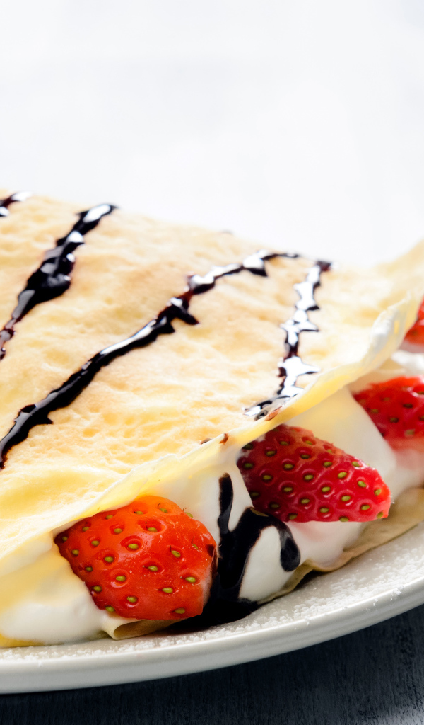 Вкусные блинчики с творожной начинкой и свежими ягодами клубники