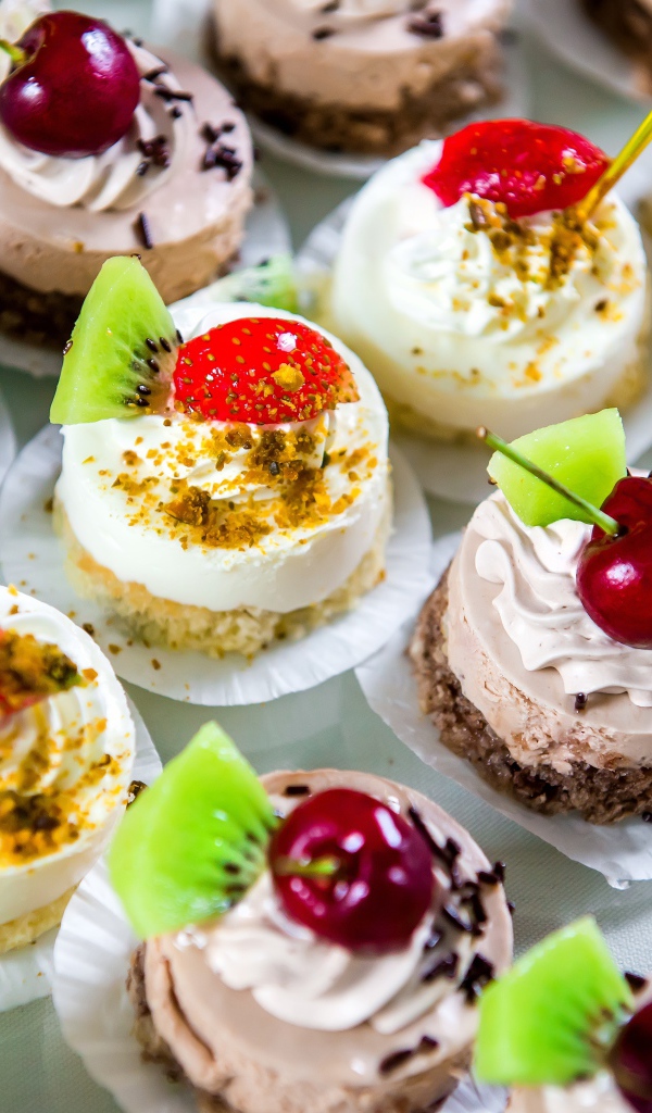 Вкусные сладкие пирожные с ягодами на десерт